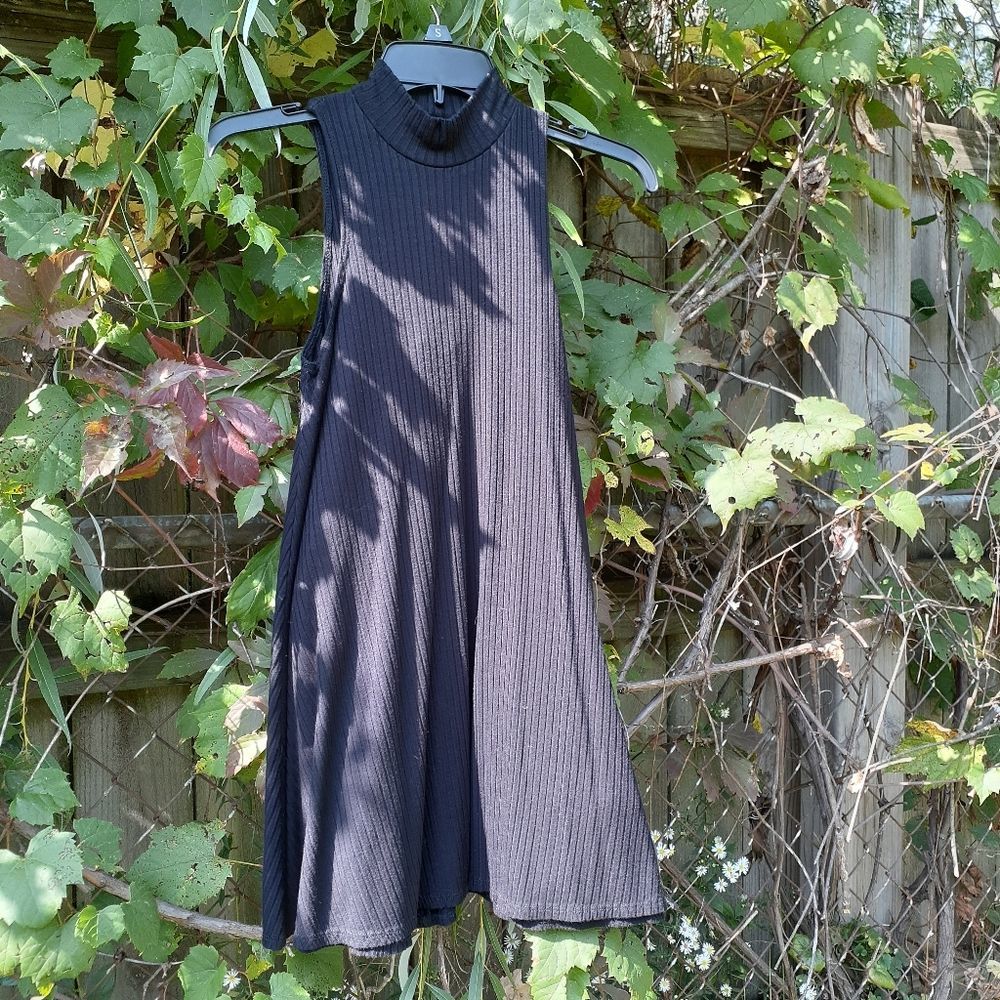Soprano Black Ribbed Mockneck Sleeveless Tunic w/Back Cut-Out XS EUC